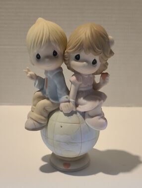 Precious Moments Collectors Club 2011 Boy and Girl Globe Figurine